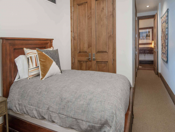 Vail 5 Bedroom Luxury Ski Vacation Condo - Sleeps 10 Guests